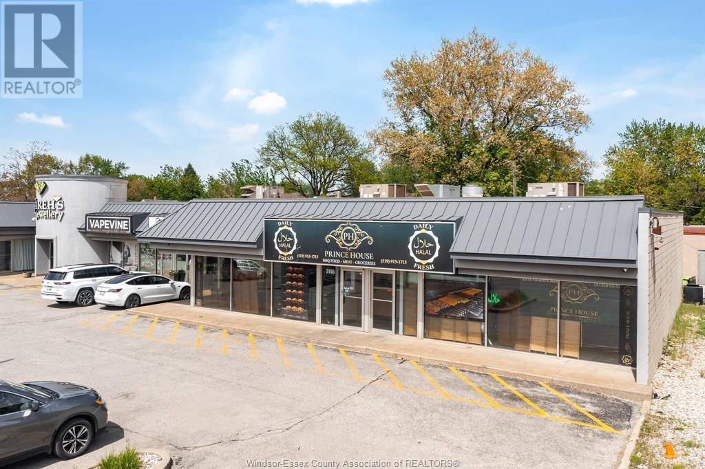 Windsor, ON N8X3Y2,2814 HOWARD AVENUE