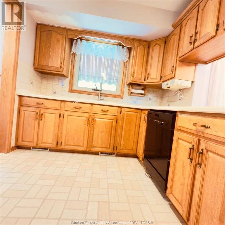 Windsor, ON N9E3E1,2585 RANDOLPH AVENUE
