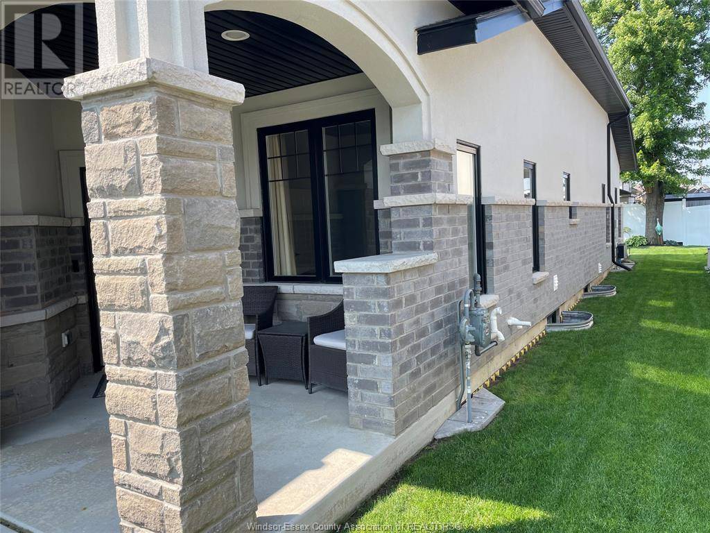 Essex, ON N8M0A5,94 HOUGHTON STREET