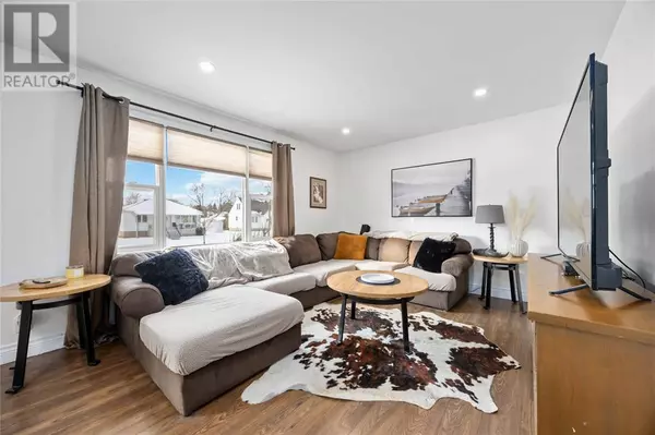 Sarnia, ON N7V3W6,898 WOODLAND AVENUE