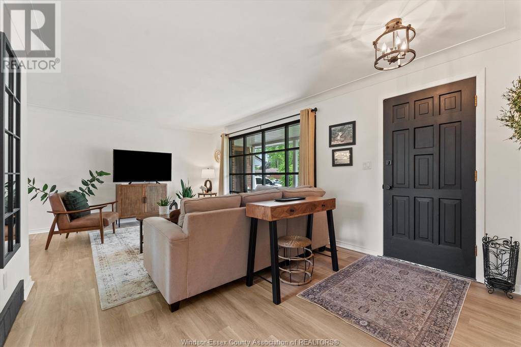 Lasalle, ON N9J1M9,855 Laurier