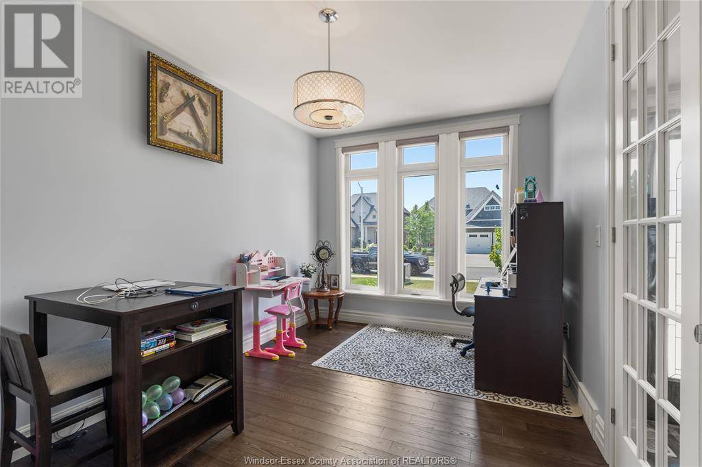 Windsor, ON N8P0E6,934 CHATEAU AVENUE