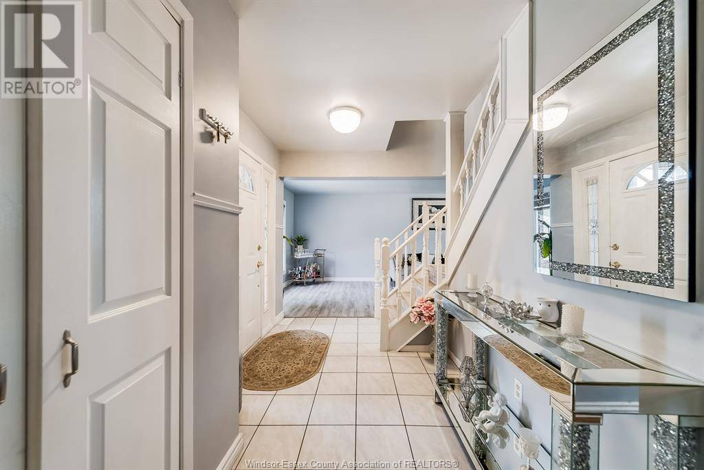Windsor, ON N8T2R6,3169 CLEMENCEAU BOULEVARD