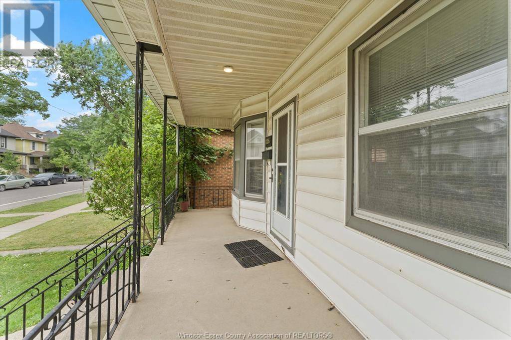 Windsor, ON N9A2R4,886 GLADSTONE AVENUE