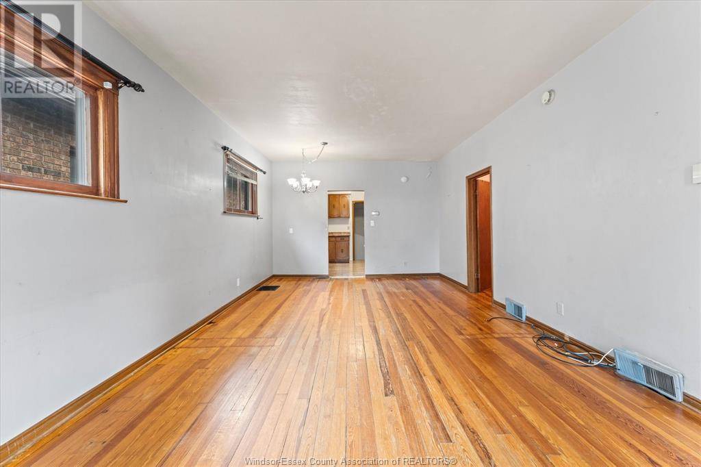 Windsor, ON N9A2R4,886 GLADSTONE AVENUE