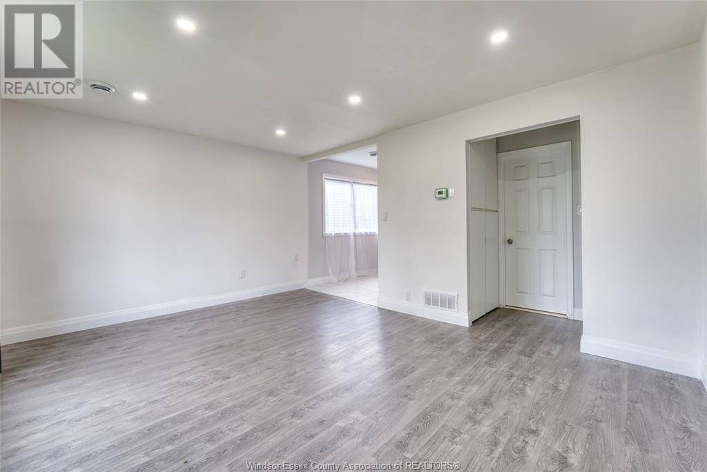 Windsor, ON N8X2B5,1212 Elm AVENUE