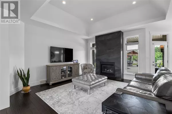 Lakeshore, ON N8L0A2,547 RIVERDOWNS AVENUE