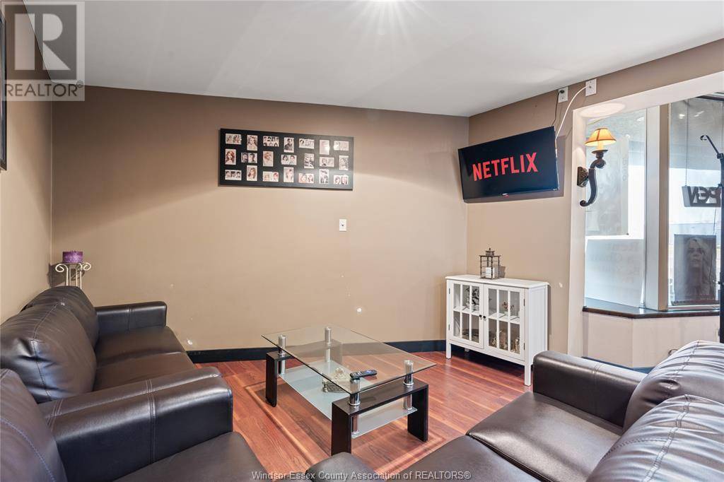 Windsor, ON N8X3W2,2558 HOWARD