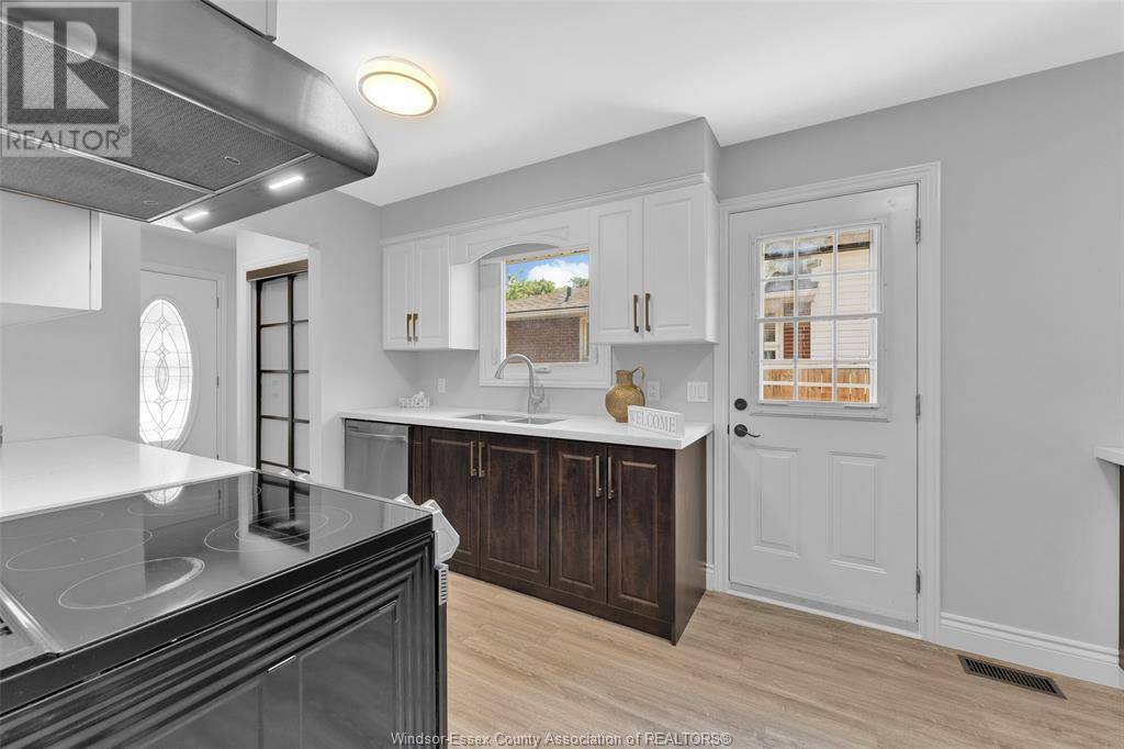 Windsor, ON N8R1N8,10773 ATWATER