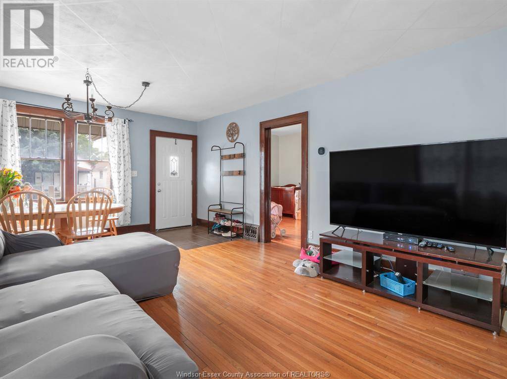 Windsor, ON N8X2R1,1538 Gladstone AVENUE