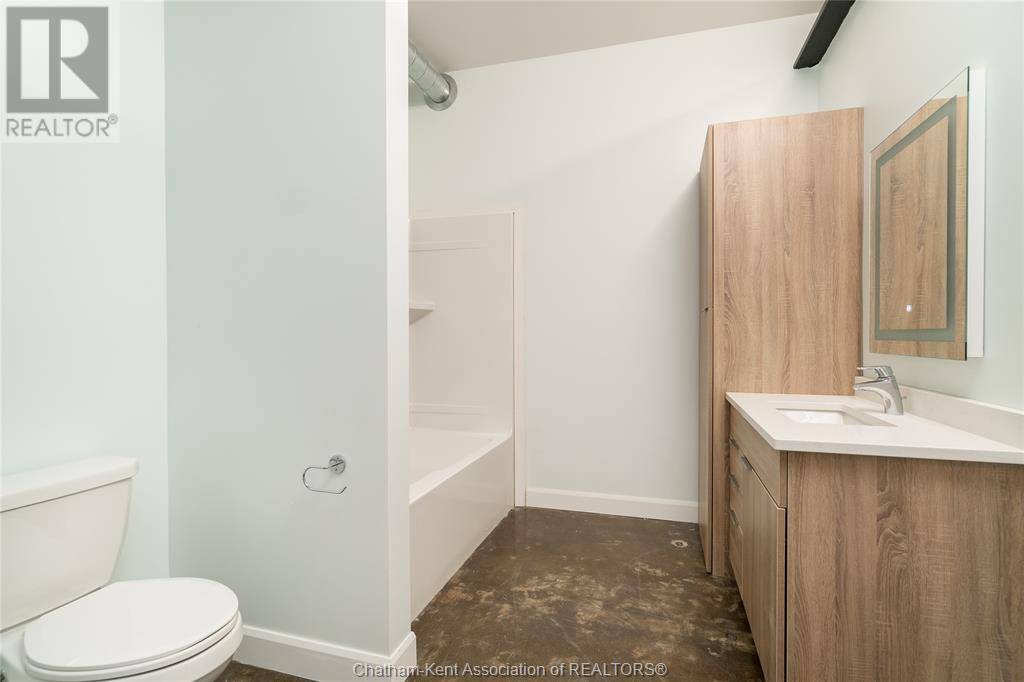 Chatham, ON N7M1E3,140 King ST West #201