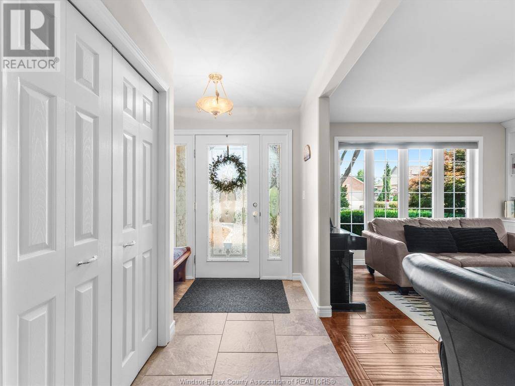Essex, ON N8M3C6,184 OAK DRIVE