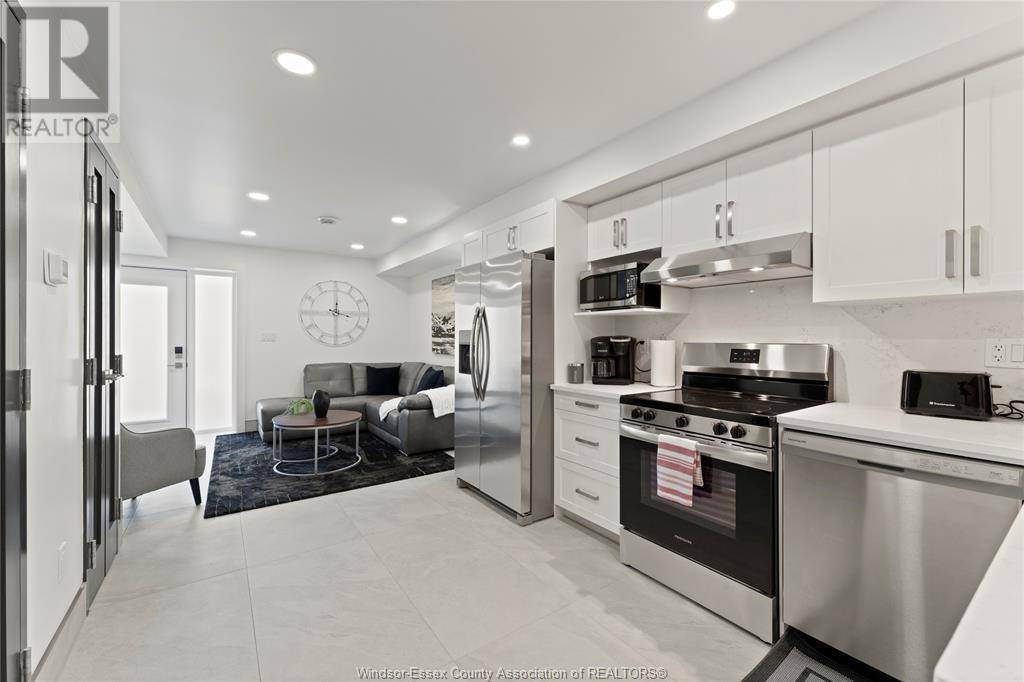 Leamington, ON N8H5R1,171 ROBSON RD #2