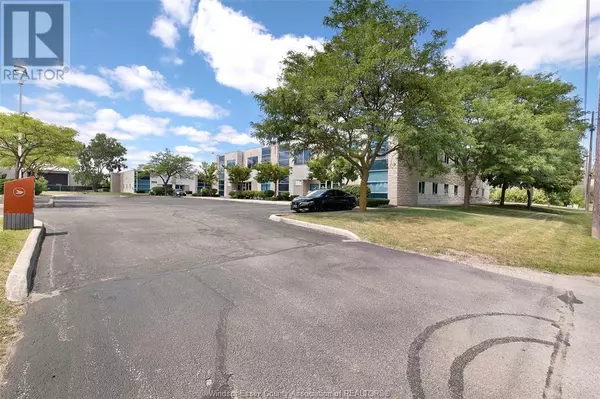 Windsor, ON N8X3J5,880 NORTH SERVICE RD #201
