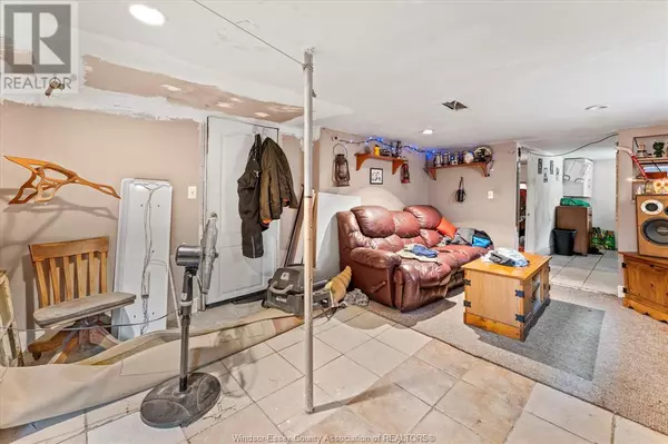 Windsor, ON N9A4L7,1048 Pelissier