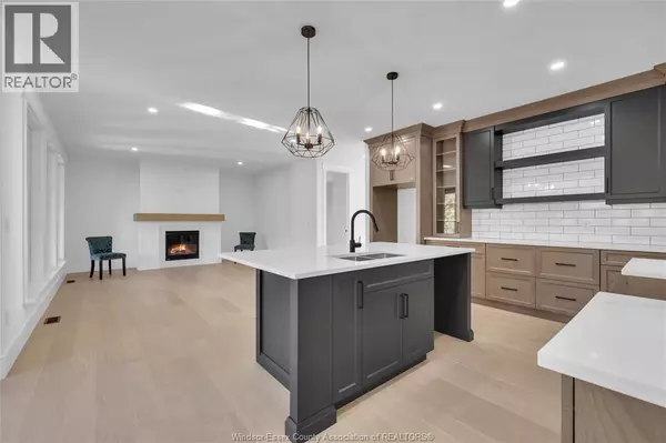 Lasalle, ON N9J0E5,2512 MAYFAIR South