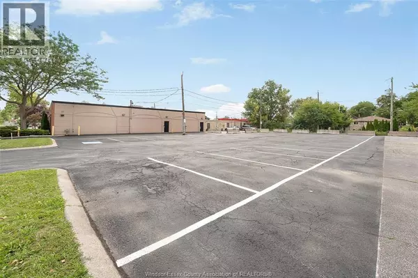 Windsor, ON N9A5R9,800 UNIVERSITY AVENUE West