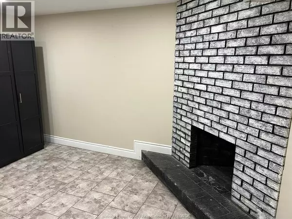 Windsor, ON N8R1L9,3033 BRIMLEY DRIVE
