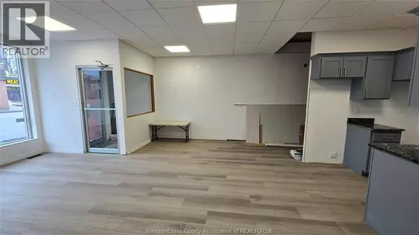 Windsor, ON N9A5X3,371 WYANDOTTE STREET West