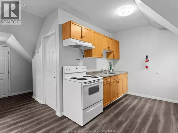 Windsor, ON N9B2B4,253 CURRY AVENUE