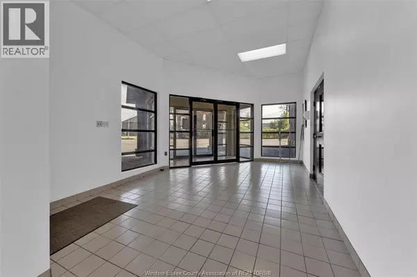 Windsor, ON N8X3T5,1501 HOWARD AVE #105