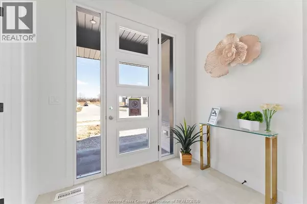 Lasalle, ON N9J0E5,2548 MAYFAIR AVENUE South