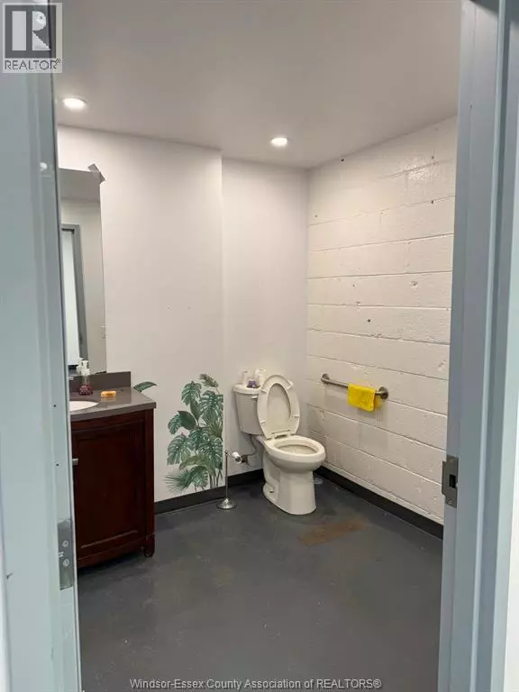 Windsor, ON N8Y2N6,1005 WALKER RD #C