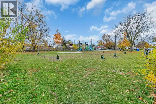 Windsor, ON N9A3A5,1107 UNIVERSITY AVENUE East