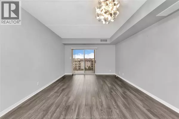 Tecumseh, ON N8N5G4,315 VILLAGE GRV #501