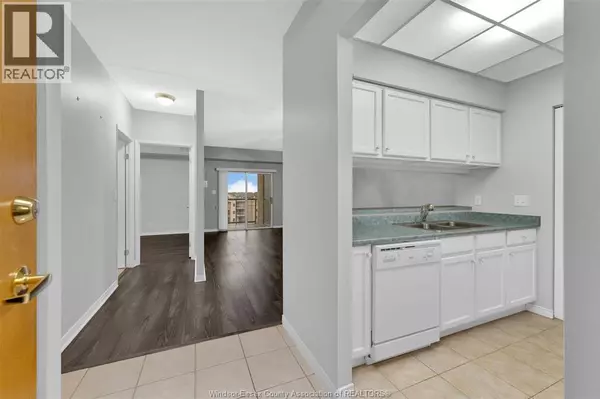 Tecumseh, ON N8N5G4,315 VILLAGE GRV #501