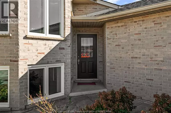 Tecumseh, ON N8N5A3,852 MICHAEL DRIVE