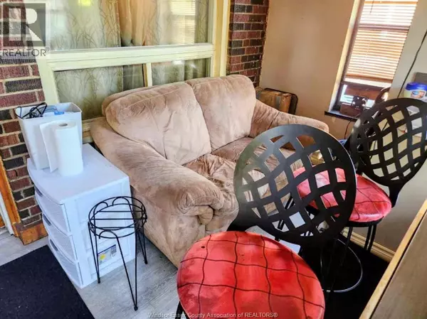 Windsor, ON N9B2J4,957 Campbell AVENUE