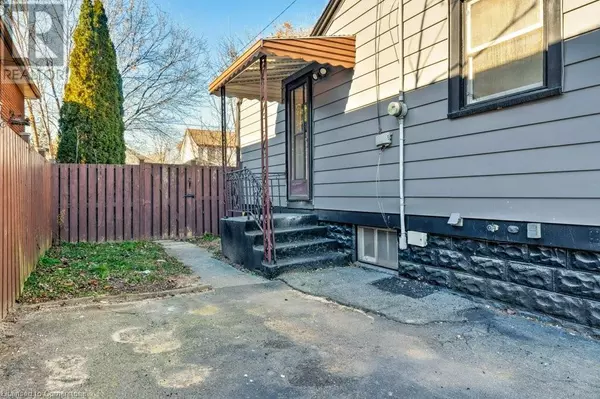 Hamilton, ON L8H5K3,453 PALING Avenue