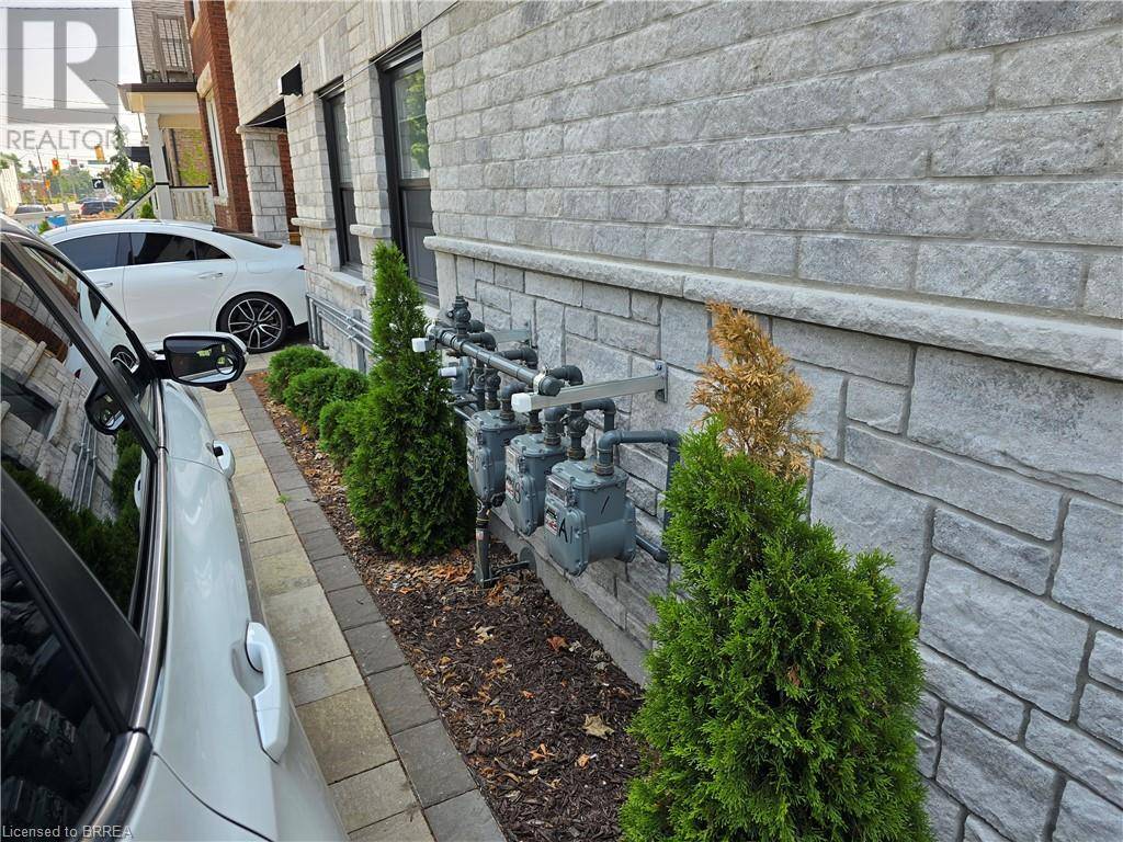 Brantford, ON N3S3X3,241 DARLING Street