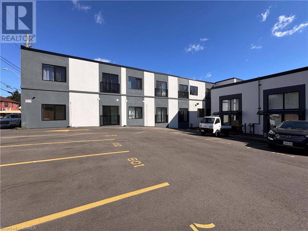 Hamilton, ON L8L4S6,252 CATHARINE ST North #202
