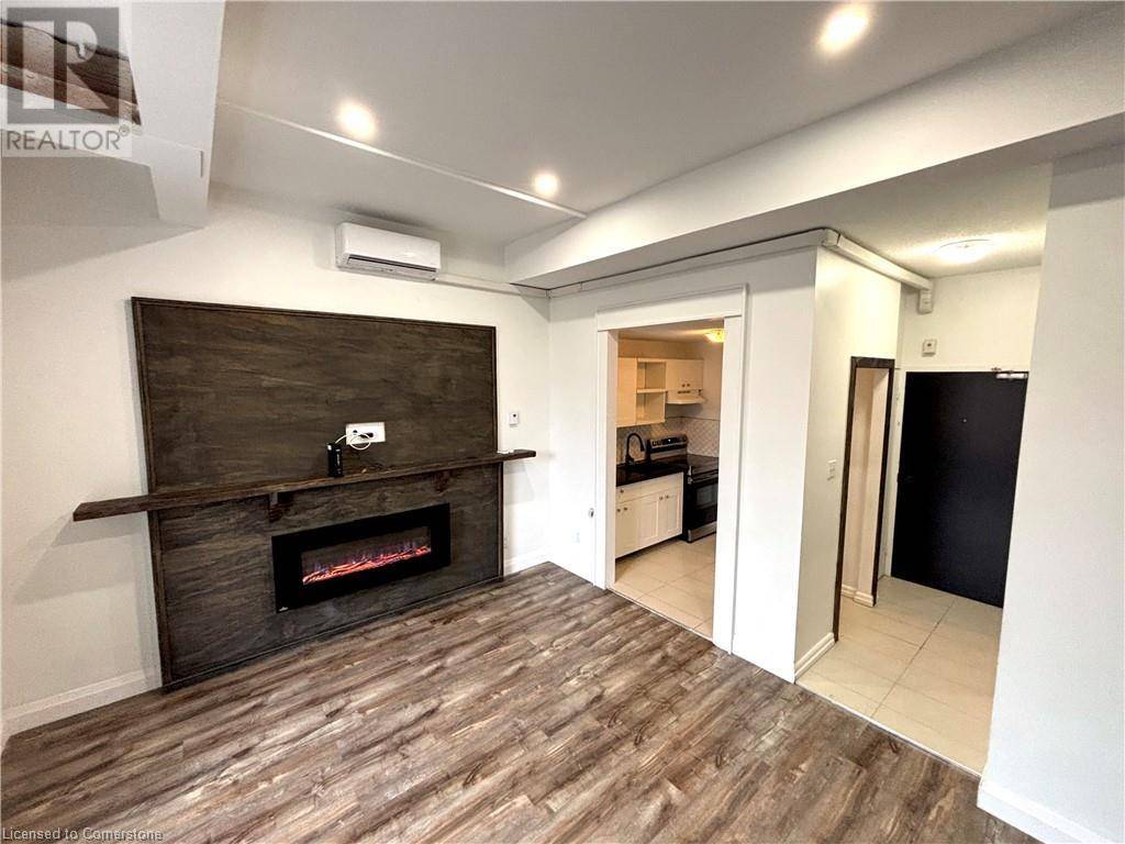 Dundas, ON L9H1T9,7 FOUNDRY ST #17
