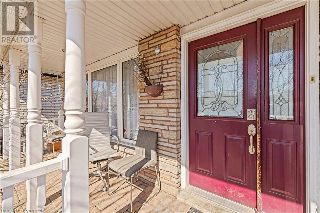 Hamilton, ON L8W1G9,490 QUEEN VICTORIA Drive