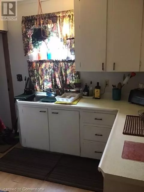 Hamilton, ON L8P2T1,560 ABERDEEN Avenue