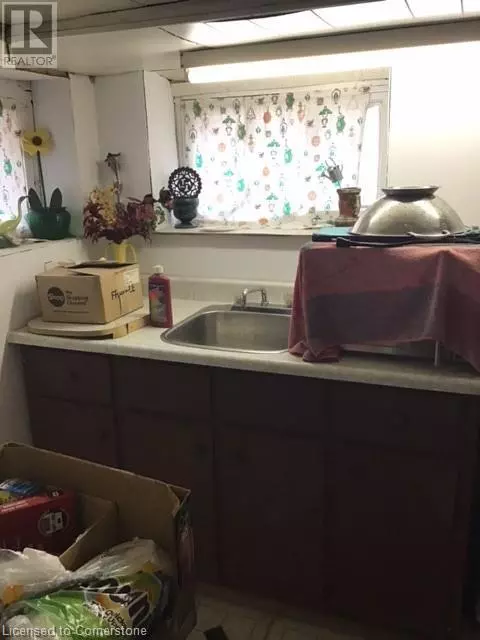 Hamilton, ON L8P2T1,560 ABERDEEN Avenue