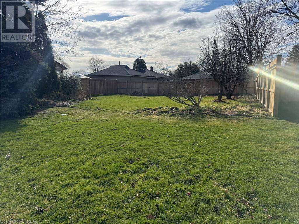 Brantford, ON N3R5P7,72 EVELYN Street