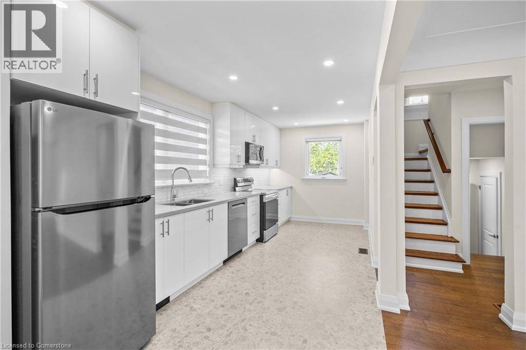 Burlington, ON L7S1R2,723 HAGER AVE #A
