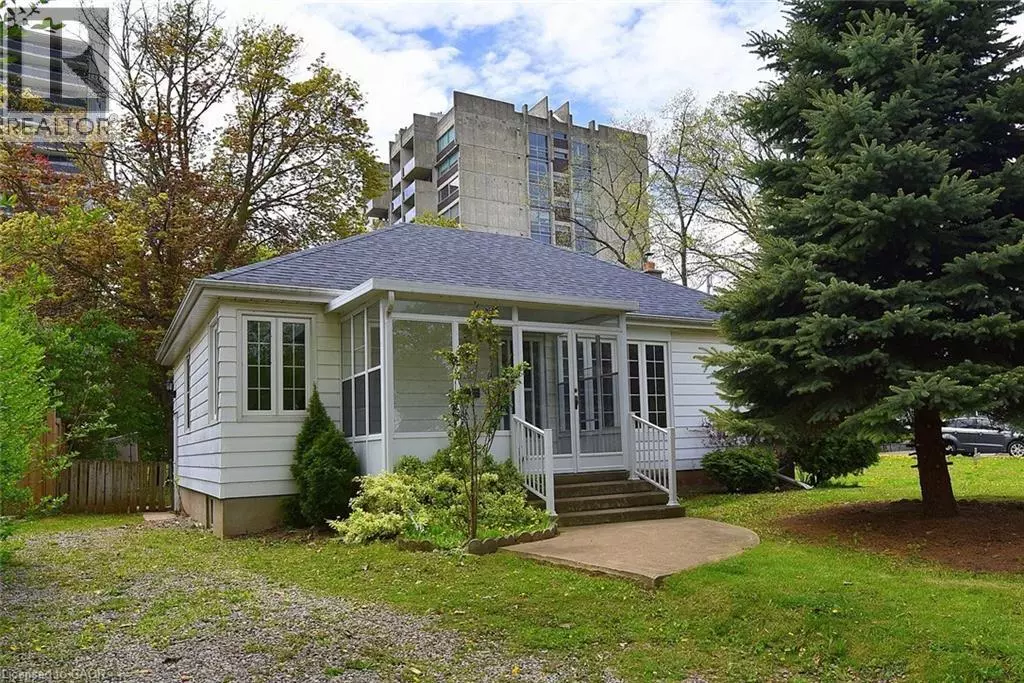 Oakville, ON L6K3M1,430 QUEEN MARY Drive