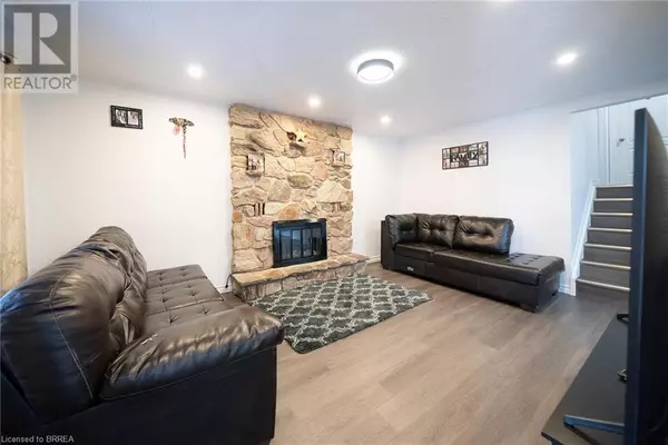 Brantford, ON N3T2B1,70 OAK Street