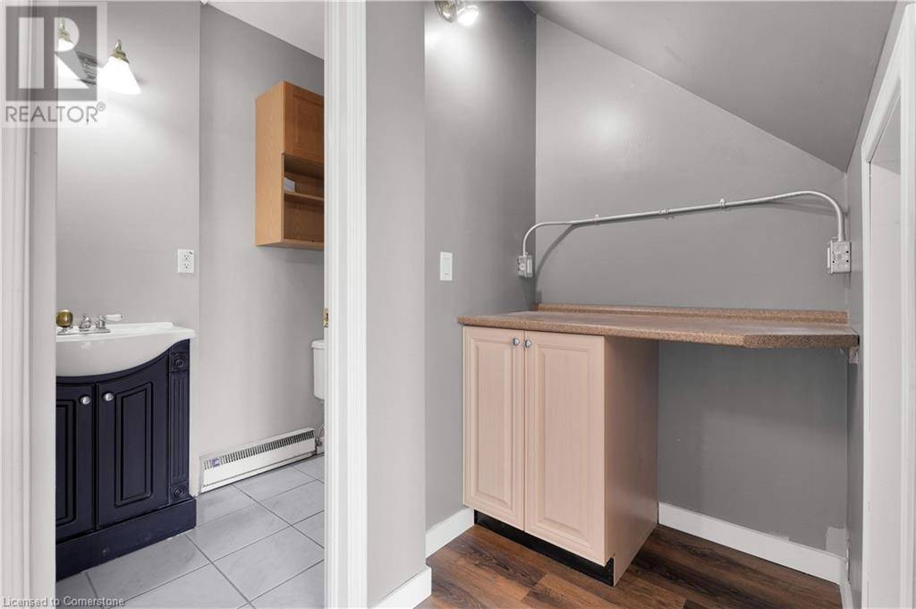 Cambridge, ON N3H2B1,507 DOLPH Street N