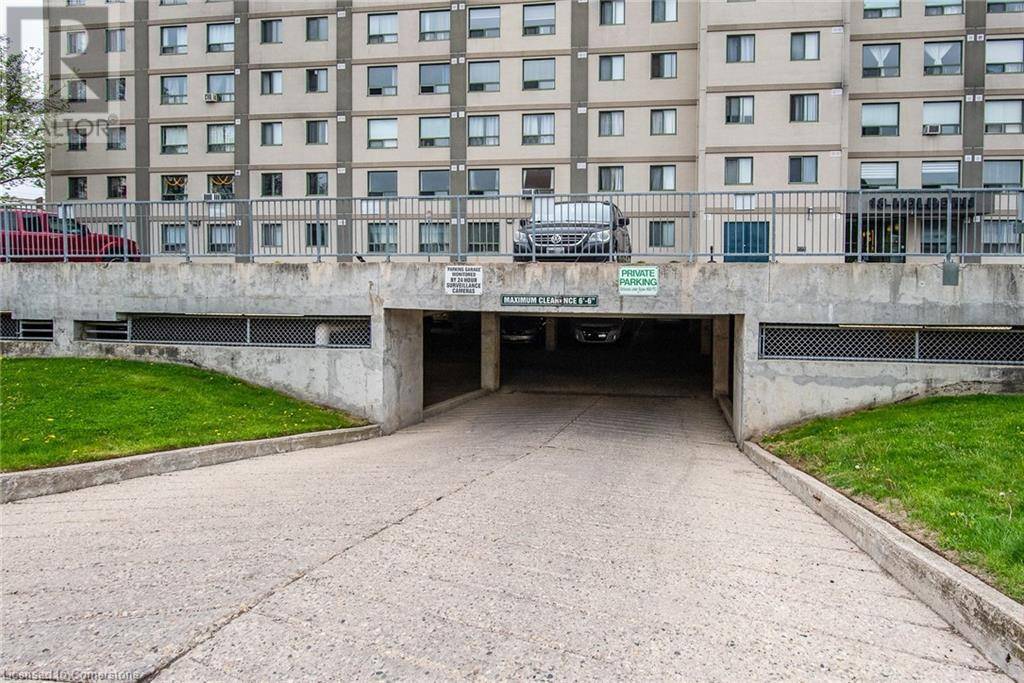 Kitchener, ON N2A4A1,18 HOLBORN CT #611