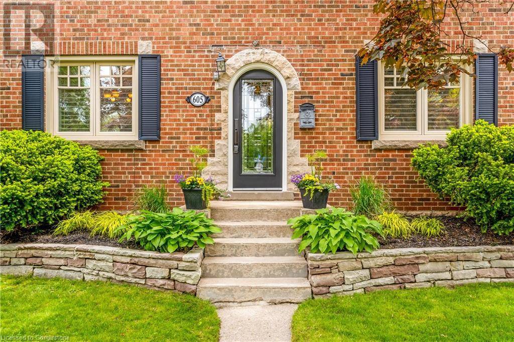 Burlington, ON L7R2P3,605 EMERALD Street