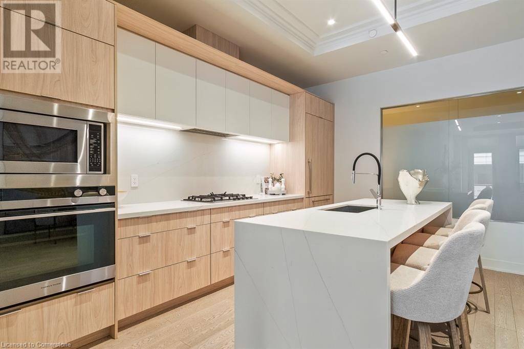 Oakville, ON L6K2W6,123 MAURICE DR #105