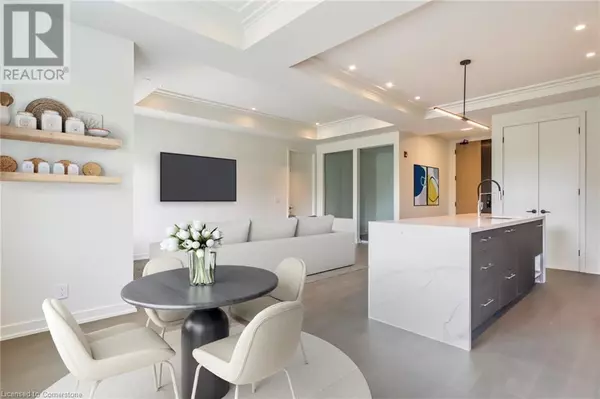 Oakville, ON L6K2W6,123 MAURICE DR #201