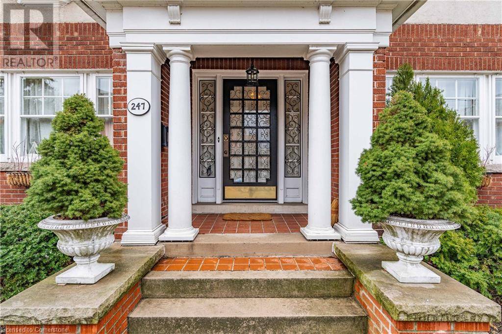 Hamilton, ON L8P3E2,247 MACNAB Street S