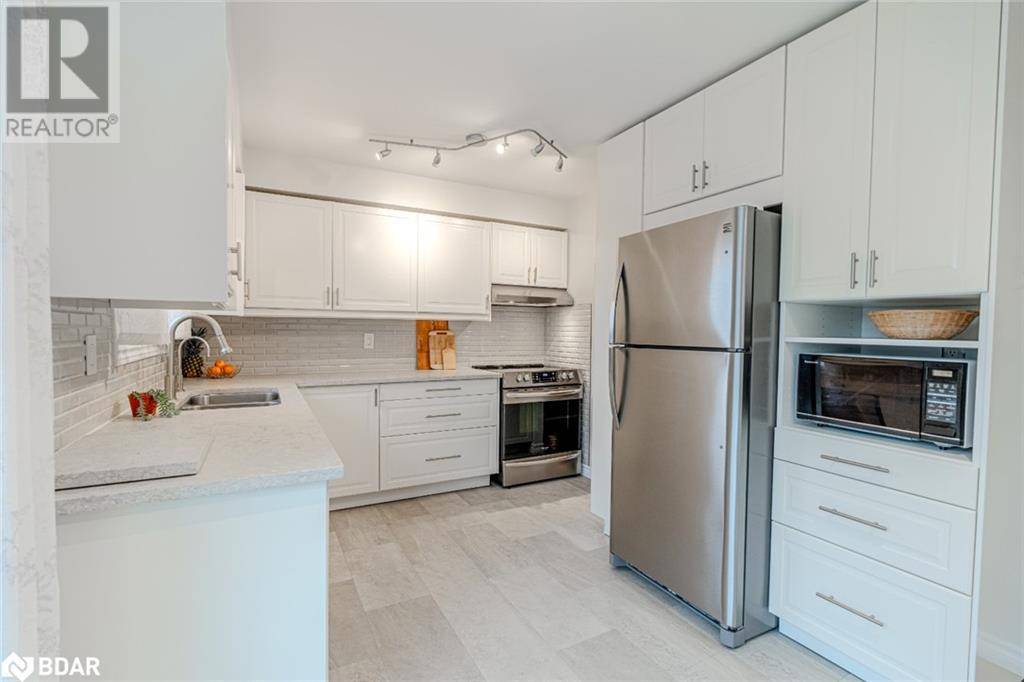 Barrie, ON L4M5H8,33 PORTER Crescent